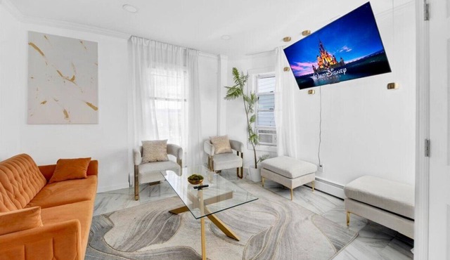 Sleeps 10 3BR Free Parking Near NYC Perfect for Groups!