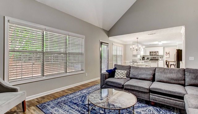 ☆ Sleeps 10! 4 bedroom Duluth home w pool table ☆