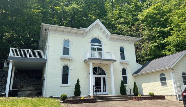 Sleeps 10 , 4 Min. walk to Falls & Town, 5 Min. drive to WGI Track.