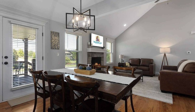 Sleeps 10 4BR Game Room+2 Living Spaces Shawnee