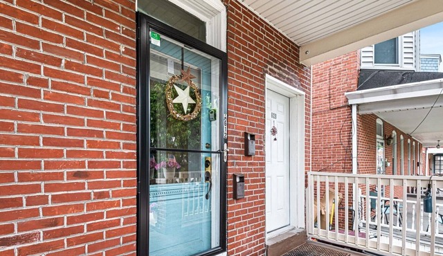 Sleeps 10, 5 BR 2BA, 5 beds 1King + 4Queen, perfect for long stays