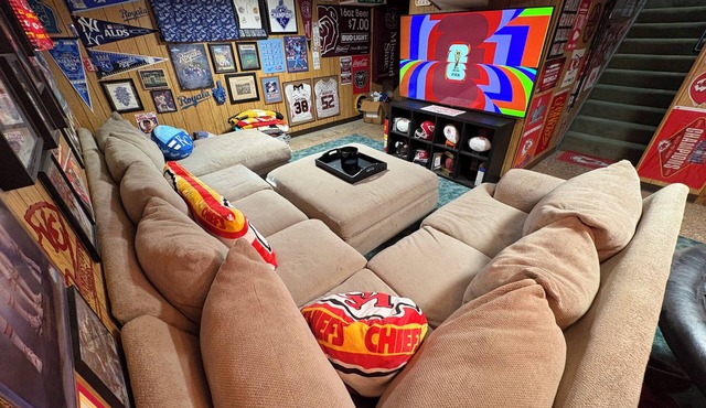 Sleeps 10, 5 Min to World Cup Stadium, 10 Min to Downtown