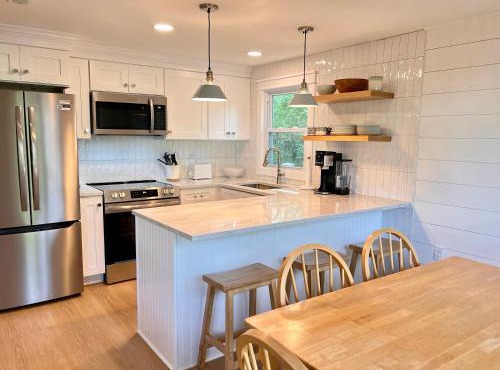 Sleeps 10, Approx 1 Mile to the Beach, Fully Renovated in 2025