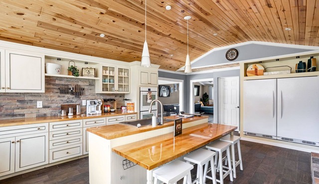 Sleeps 10/Batting Cage/Theater!