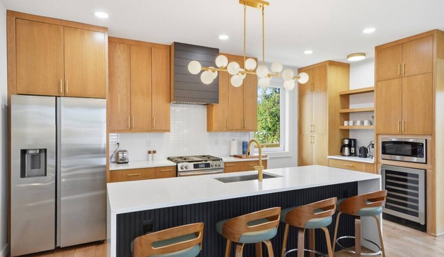 Sleeps 10 Beautiful New Modern Home by Swamp Rabbit Trail