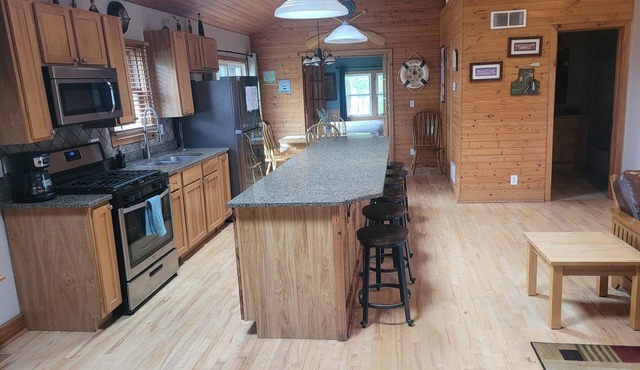 Sleeps 10, Cabin in Delavan Lake. Pets Welcome. 3 BRM. Family orientated setting