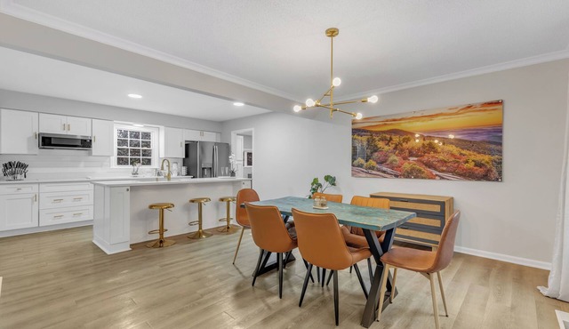 SLEEPS 10! Close to lovely downtown Cary/Raleigh/RDU. Pets welcome!