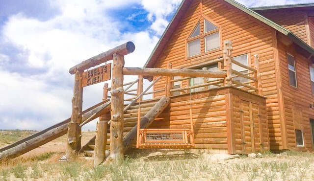 Sleeps 10 Discover serenity in our 3-bedroom cabin near Duchesne