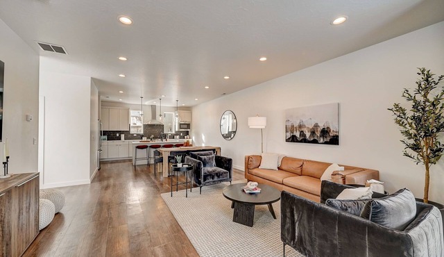 Sleeps 10, fast wi-fi, near Snowbasin - Beautiful, spacious, and charming!