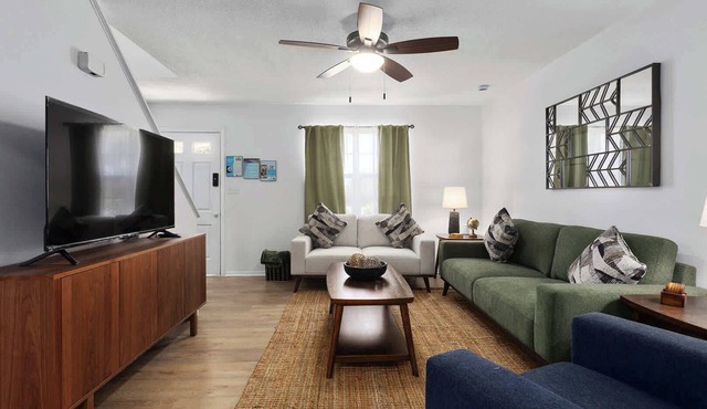 SLEEPS 10 FencedYard FIFA Futbol TVS