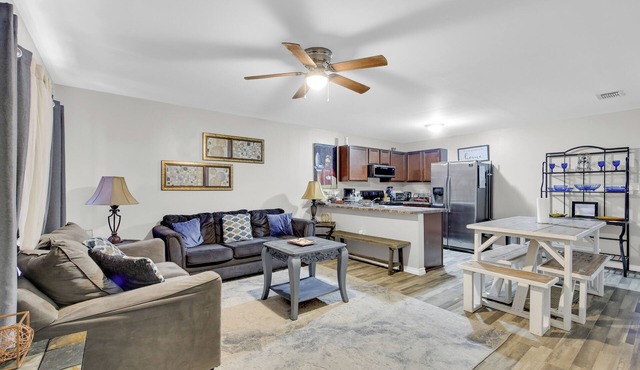 Sleeps 10 Game Room + Pool Table Truck Parking