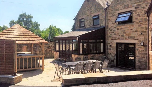 Sleeps 10 Guests and Includes Hot-tub, Games Room, & Electric car Charging Point