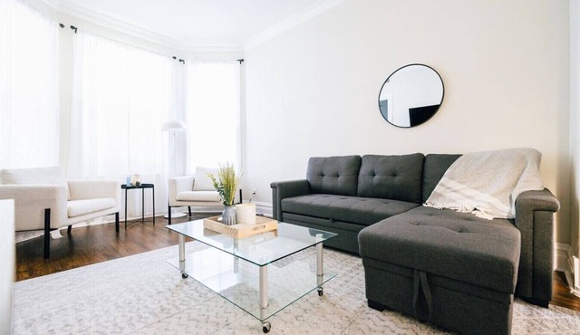 Sleeps 10 - Heart of Logan Square 3BR + Garage & Patio