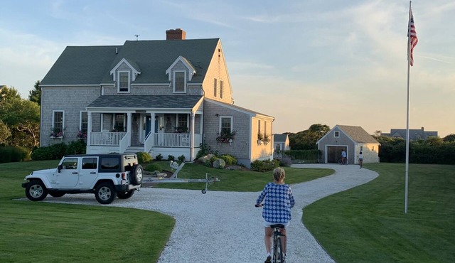 Sleeps 10. Heated pool. Walk to Beach, Sunset Views, 8 Bikes, AC