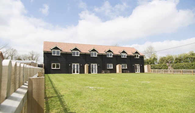 Sleeps 10! Holiday Homes with Pool, Sauna & Gym, in scenic Norfolk Countryside!