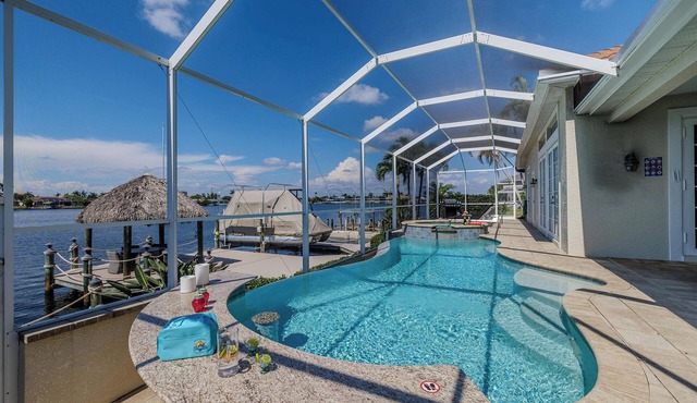 Sleeps 10 - Hot tub and Pool - Eight Lakes view! Prime Location!