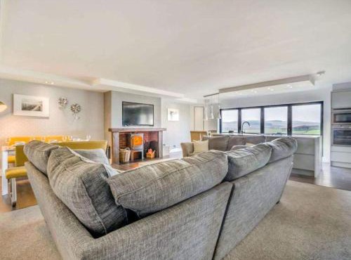 Sleeps 10 - Hot tub - Pool Table - Play Park