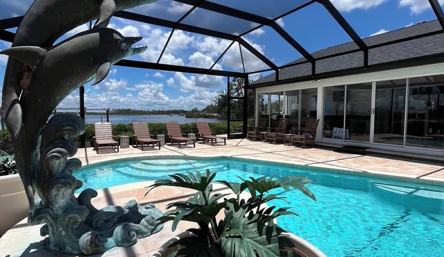 SLEEPS 10, HTD POOL, WATERFRONT, PRIVATE DOCK