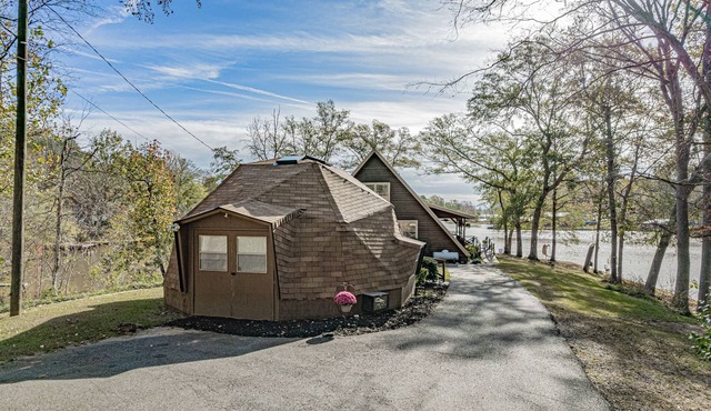 Sleeps 10, Igloo Guest House, 5 Kayaks, + MORE!