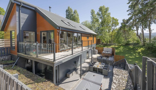 Sleeps 10 in 1 superking, 1 king and 3 full size bunk beds (6 single beds)