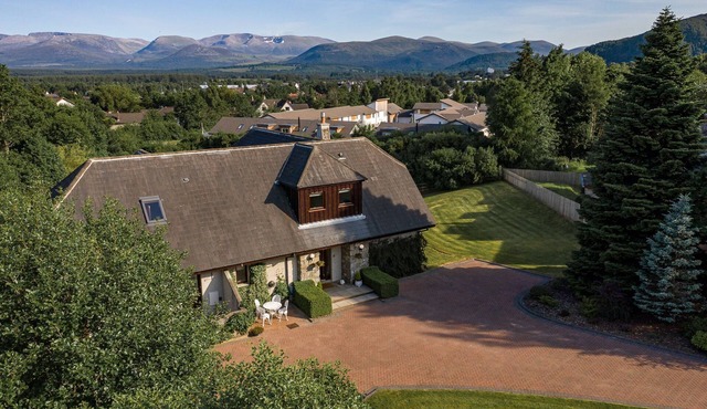 Sleeps 10 in 3 double rooms, 1 twin room and 1 pull out bed