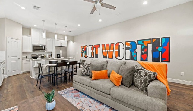 Sleeps 10+KingBed+Backyard+Stockyards+Free Parking