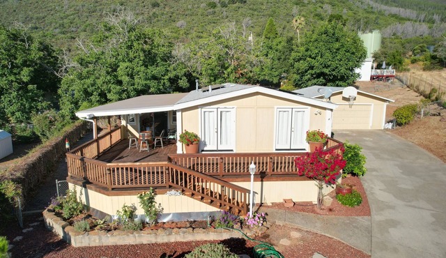 Sleeps 10, lake views, gameroom and more! Pet-friendly+free watercraft parking!