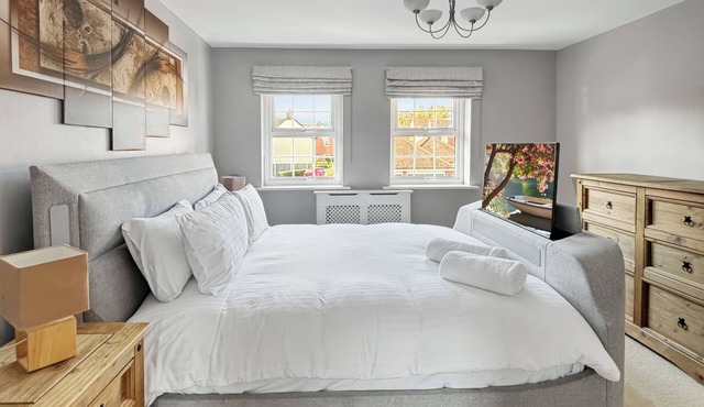 Sleeps 10 Large 5 bed house in Village location with garden & driveway!