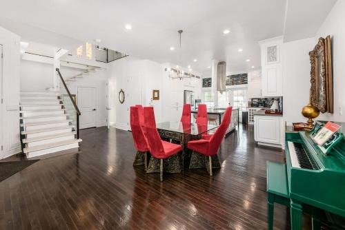 Sleeps 10, Near Downtown, Luxury Real Estate