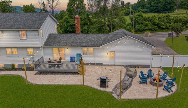 Sleeps 10, Nerf wall, Game Room, fully fenced yard