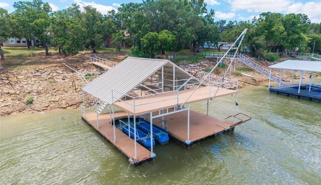Sleeps 10 on deep water at Hubbard Creek Lake with 2 story dock & MIL quarters