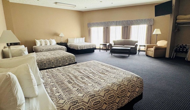 Sleeps 10: One Block to Downtown Hotel Suite