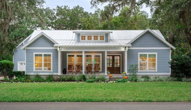 Sleeps 10, Private Pool, Walk to Village!