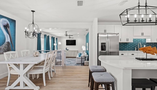 Sleeps 10, Pet Friendly, Fully Fenced Back Yard!