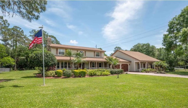 Sleeps 10 / pet friendly/pool/plus game room