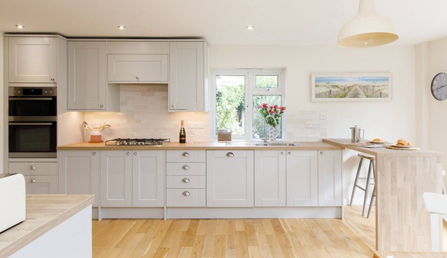 Sleeps 10 plus, parking, wood burner, enclosed garden, WiFi, harbour village.