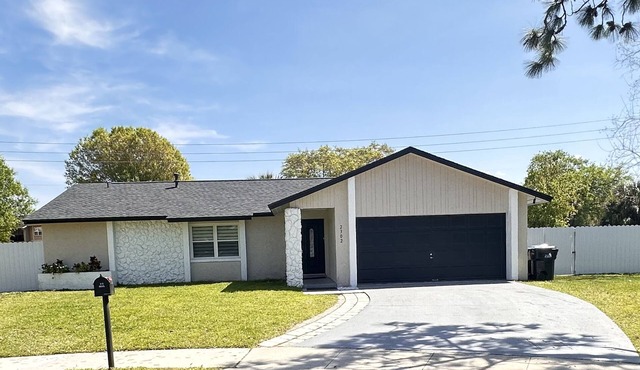 Sleeps 10 + Pool and Fully Fenced Yard plus enjoys 2 King Rooms