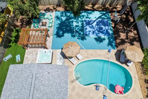 Sleeps 10 Pool Hot Tub Sport Court Pool Table