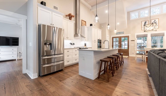 Sleeps 10, Private Pool, Walk to Village!