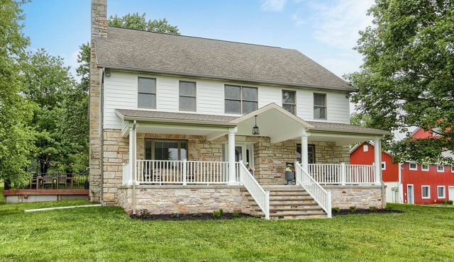 Sleeps 10, Private, Farmhouse.