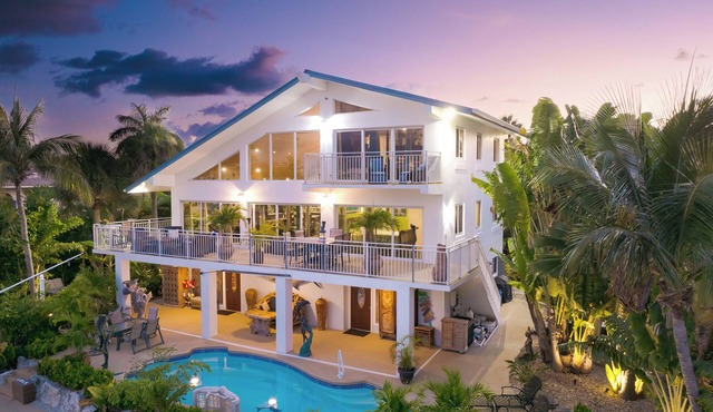 Sleeps 10 - Private house with 110’ of Deep Water Dockage, Pool, Hot Tub & more!