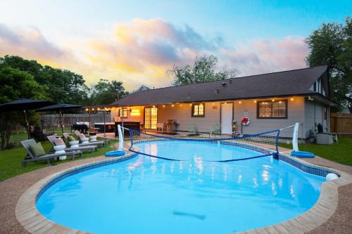 Sleeps 10 Private Pool Hot Tub Fire Pit Playground
