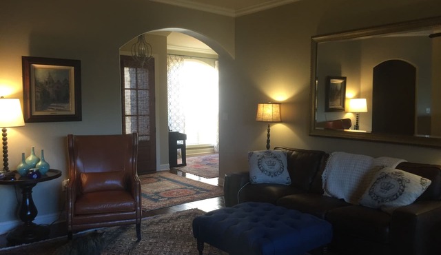 Sleeps 10, professionally decorated, 5 minutes from The Grove!