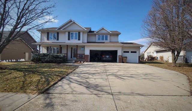 Sleeps 10, spacious home w/1 acre yard, 4 Bedrooms