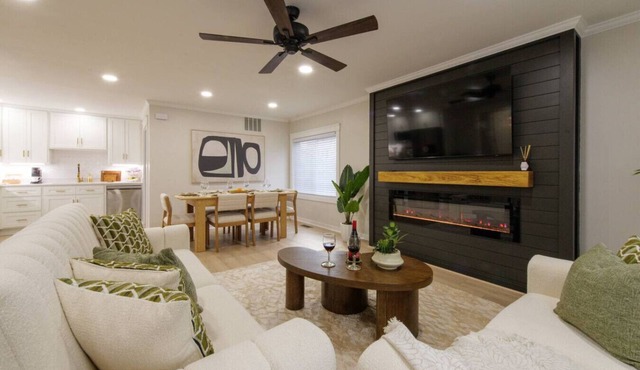 Sleeps 10 | Spacious Luxe Retreat w/ Fireplace