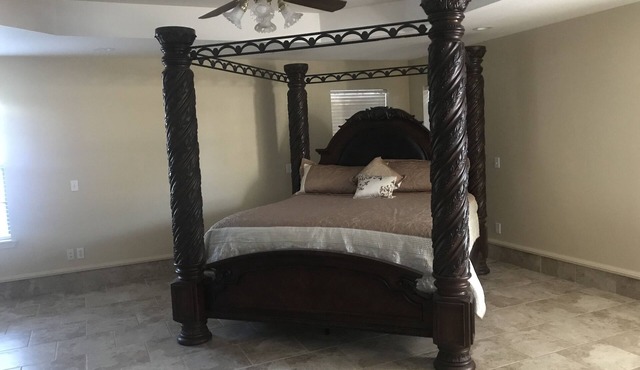 (Sleeps 10) Spacious 4 bedrooms perfect for family, friends, or business.