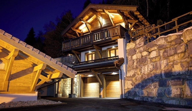 Sleeps 10 with Hot tub and spectacular mountain views