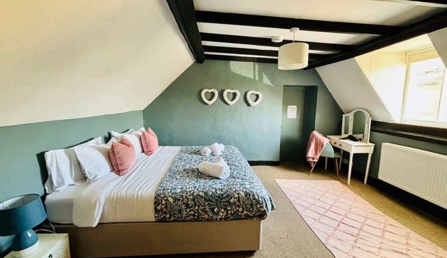 Sleeps 10 with private garden