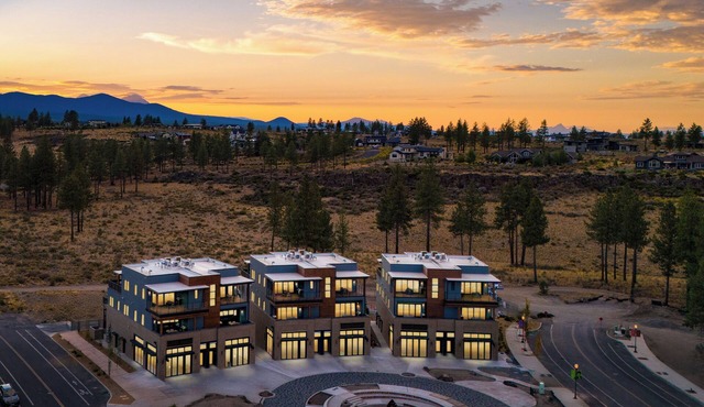 Sleeps 100! 20 Modern Units, 50 BDRs, Near DT Bend