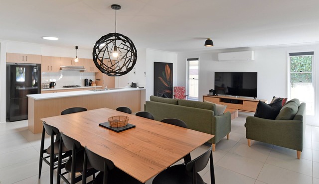 Sleeps 11. All linen and towels provided. Pets welcome. Lovely house.